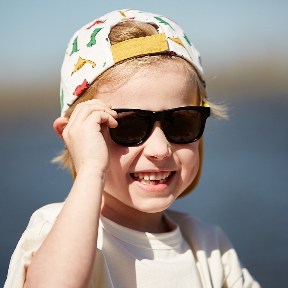Detské slnečné okuliare - chlapec v slnečných okuliaroch