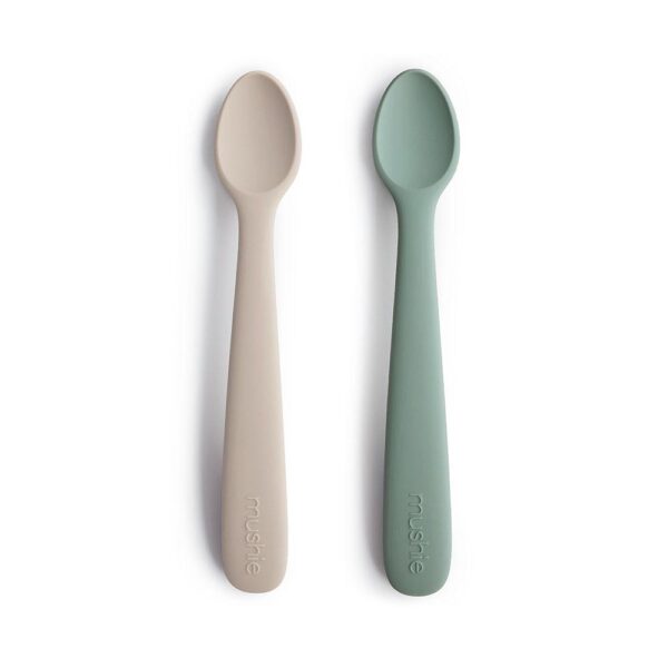 MUSHIE Silikónová Lyžička 2ks Cambridge Blue - Shifting Sand MSS203